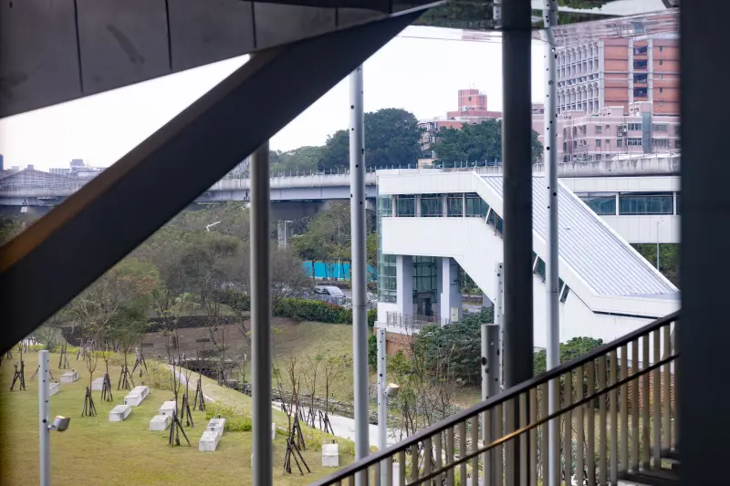 ▲江怡臻指出，雖然目前新北美術館仍在進行室內裝修完工靜置及開館籌備工作，但戶外園區及一樓藝術街坊部分休憩空間已經開放。（圖／江怡臻提供）