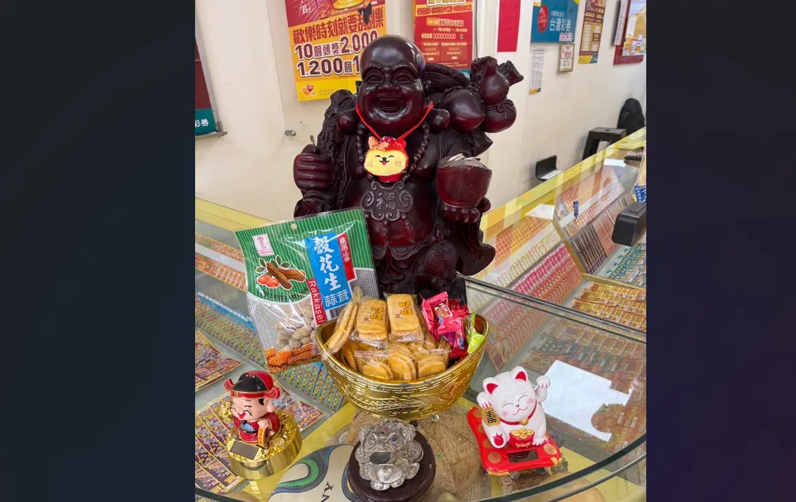 ▲新北鶯歌彩券行擺放了一尊彌勒佛，不只有客戶進門買刮刮樂並許願，也有常客每次來都會先摸一下，彩券行也在1周內被刮出2個100萬元。（圖／台灣彩券公司提供）
