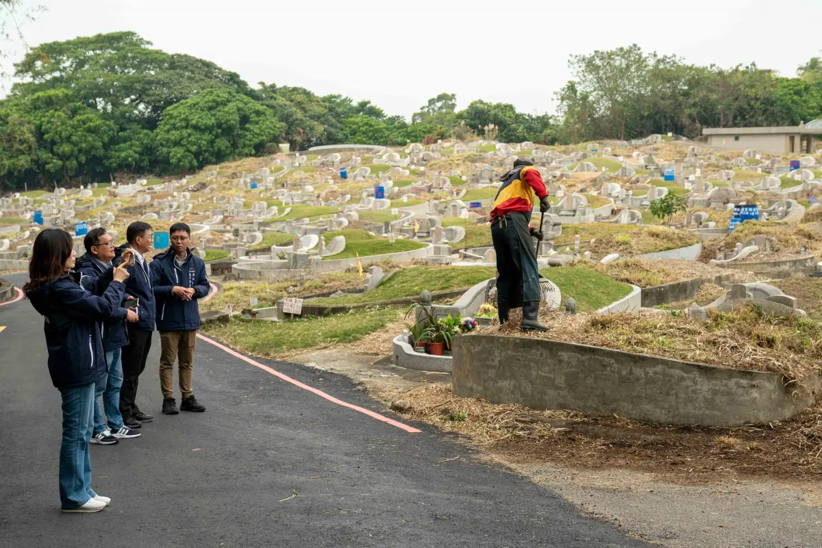 ▲豐原第八公墓除草清運(圖／民政局提供2025.1.22)