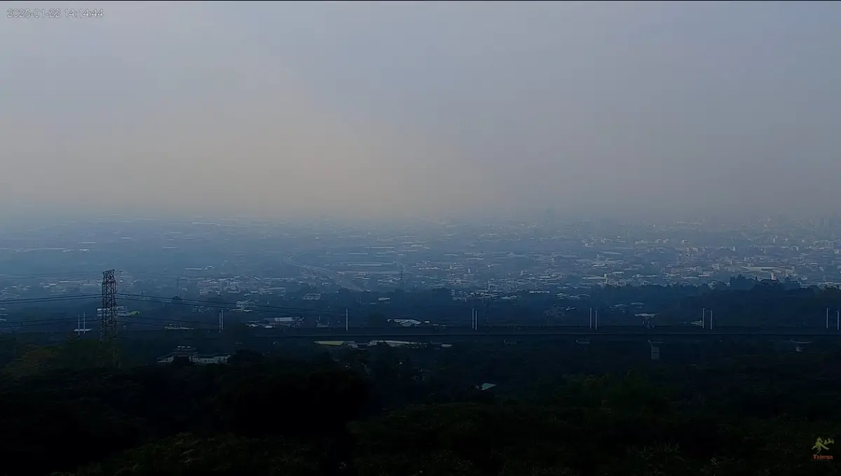 ▲八卦山大佛風景區的即時影像，整個彰化市一片灰濛濛，有如滾滾濁世。（圖／翻攝參山風管處YT，2025.01.22）
