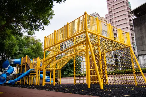 江怡臻成功向新北市府爭取,耗資1500萬進行遊戲場改造,設置冒險樂園遊戲區,提供大小朋友更多元豐富的休憩空間。(圖/江怡臻提供) ▲江怡臻成功向新北市府爭取,耗資1500萬進行遊戲場改造,設置冒險樂園遊戲區,提供大小朋友更多元豐富的休憩空間。(圖/江怡臻提供)
