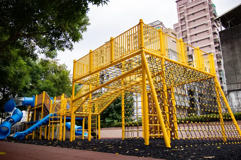 ▲江怡臻成功向新北市府爭取，耗資1500萬進行遊戲場改造，設置冒險樂園遊戲區，提供大小朋友更多元豐富的休憩空間。（圖／江怡臻提供）