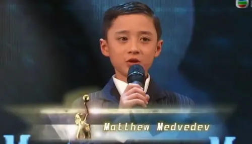 ▲被成龍、古天樂抱過！《寶貝計畫》嫩嬰19歲了　混血帥臉沒長歪（圖／翻攝自星島頭條）