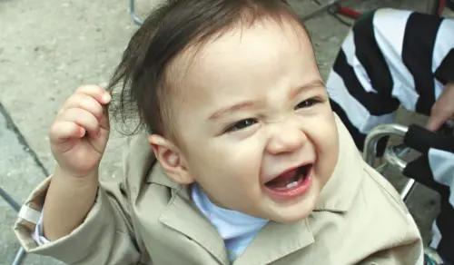 ▲被成龍、古天樂抱過！《寶貝計畫》嫩嬰19歲了　混血帥臉沒長歪（圖／《寶貝計畫》劇照）