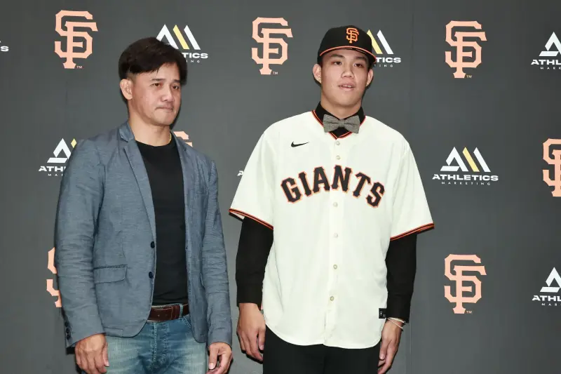 ▲陽東益出席現場見證兒子陽念希披上巨人隊戰袍，正式踏上旅美之路。陽東益上台致詞時一度哽咽到說不出話，而後才對台下陽念希表達恭喜之外，還跟他說謝謝：「你是我跟媽媽的驕傲。」（圖／記者吳翊緁攝）