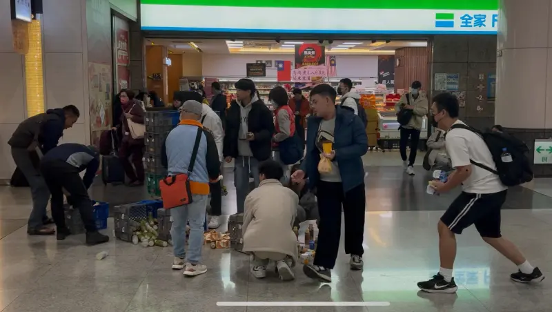 ▲1月20日上午的板橋車站，出現了最暖心的一幕。（圖／Threads@heerhsiao授權）