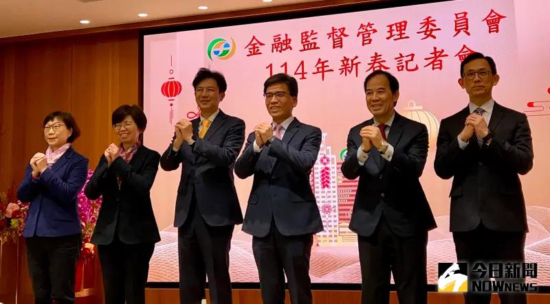 ▲金管會主委彭金隆（右三）率領副主委陳彥良（左三）及各局首長出席新春記者會，並向大家拜早年，也談到台股展望。（圖／記者顏真真）