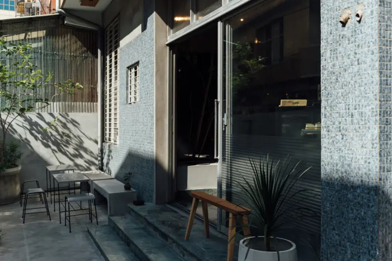 ▲Koemon跳脫老屋咖啡廳的設計框架，即便建築物本身的確有著豐富歷史，風格既摩登又典雅。（圖／Koemon提供）