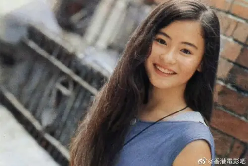 ▲張柏芝14歲時的清新美照引發熱議,30年來依舊維持無可挑剔的美麗,讓粉絲驚呼她才是永遠的女神。(圖/翻攝自微博) ▲張柏芝14歲時的清新美照引發熱議,30年來依舊維持無可挑剔的美麗,讓粉絲驚呼她才是永遠的女神。(圖/翻攝自微博)