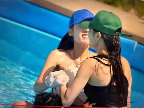 ▲珉楔(藍帽)和時安(綠帽)用頭互撞。(圖/翻攝自Netflix) ▲珉楔(藍帽)和時安(綠帽)用頭互撞。(圖/翻攝自Netflix)