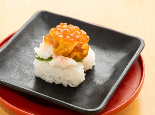 台灣壽司郎鮪魚大腹40元今開吃!浮誇年菜拼盤、海膽拌麵菜單一覽 ▲「海膽鮭魚卵蟹肉總匯」120元也滿是海味。(圖/台灣壽司郎提供)