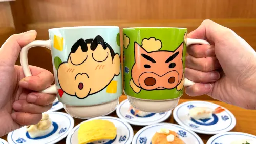 台灣壽司郎鮪魚大腹40元今開吃!浮誇年菜拼盤、海膽拌麵菜單一覽 ▲藏壽司「蠟筆小新限量疊疊馬克杯」共2款,贈送時不挑款。(圖/藏壽司提供)