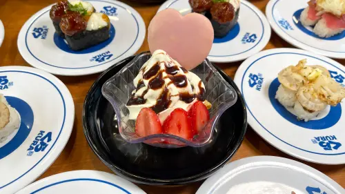 台灣壽司郎鮪魚大腹40元今開吃!浮誇年菜拼盤、海膽拌麵菜單一覽 ▲「愛戀草莓巧克力聖代」90元。(圖/藏壽司提供)