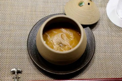 ▲「魚Espresso」看似是樸實的湯麵，湯頭卻是匯集相當多魚種去熬煮濃縮而成。（圖／記者葉盛耀攝）