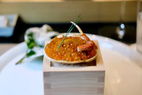 ▲匯聚了多種高檔食材的「香箱蟹散壽司寶石箱」，吃起來豪邁過癮。（圖／記者葉盛耀攝）