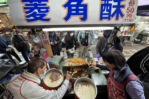 ▲▼「豐原廟東川代菱角酥」外皮金黃酥脆,包裹著綿密香甜的菱角,咬起來Q彈、厚實,絕對是內行人才知道的隱藏美食!(圖/翻攝自豐原廟東川代菱角酥臉書、Google評論網) ▲▼「豐原廟東川代菱角酥」外皮金黃酥脆,包裹著綿密香甜的菱角,咬起來Q彈、厚實,絕對是內行人才知道的隱藏美食!(圖/翻攝自豐原廟東川代菱角酥臉書、Google評論網)