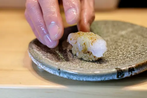 ▲「鮨し人」位在日本魚米之鄉富山，標榜壽司飯以自家生產的赤醋來調味，米飯的味道並根據配料的不同而變化。（圖／記者葉盛耀攝）