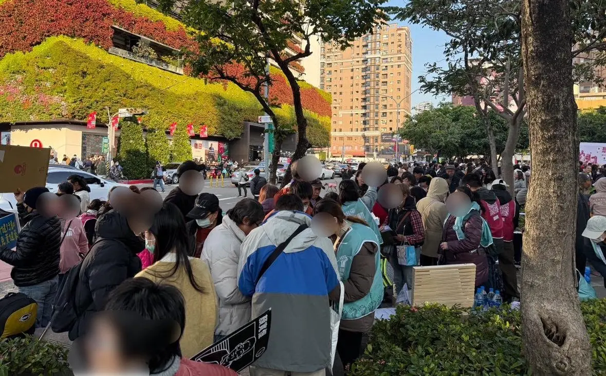 ▲台中市罷免行動逐漸加溫，罷免團體假日在固定地點提供連署服務，圖為勤美綠園道前。（圖／翻攝「台中覺醒．展翅廢翔」粉絲頁，2025.01.22）