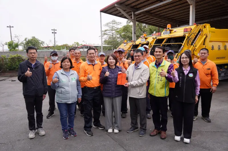 ▲體恤清潔隊員，周春米前往林邊鄉清潔隊，致贈加菜金以表達感謝。（圖／屏東縣府提供）