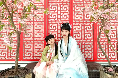 台中大遠百祭卡友來店三好禮 祝福金蛇年呷平安過好年 ▲台中大遠百舉辦「百年巡禮 古服體驗」,憑館內單筆消費滿1,000元發票即可免費體驗30分鐘古裝風情。(圖/業者提供)