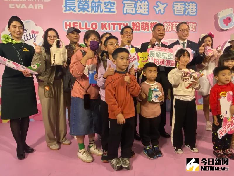 ▲長榮航空發言人陳耀銘與「粉萌派對」有獎徵答的得主合影。（圖／記者郭凱杰,2024,01.22）
