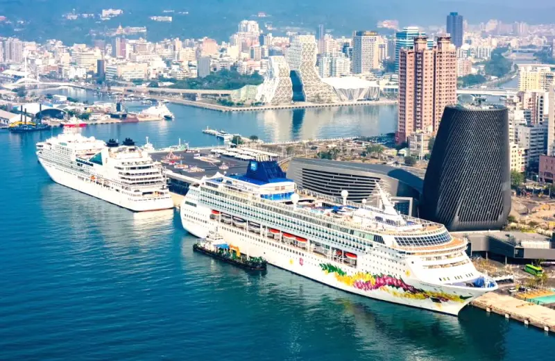 ▲高雄港務分公司迎接璽寶安可號(Seabourn Encore)郵輪(左)及挪威天空號(Norwegian Sky)郵輪(右)首航高雄港，雙泊靠高雄港旅運中心碼頭。(圖／高雄港務分公司提供)