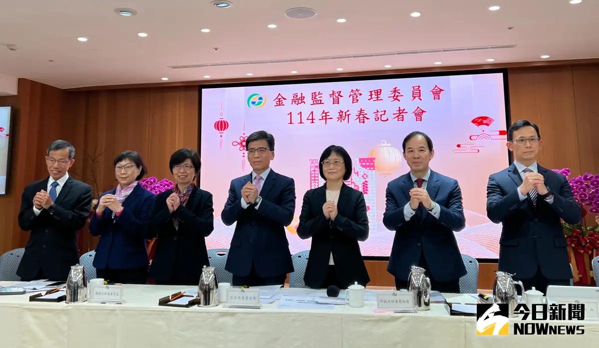 ▲金管會今（22）日舉辦新春記者會，主委彭金隆（中）率領各局處首長出席，並向大家拜早年。（圖／記者顏真真攝）