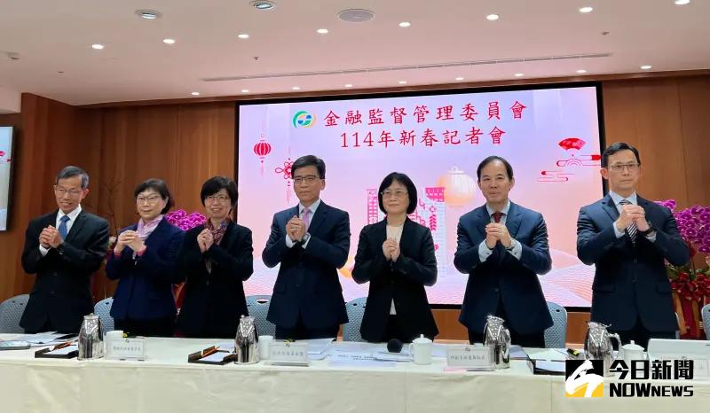 ▲金管會今（22）日舉辦新春記者會，主委彭金隆（中）率領各局處首長出席，並向大家拜早年。（圖／記者顏真真攝）