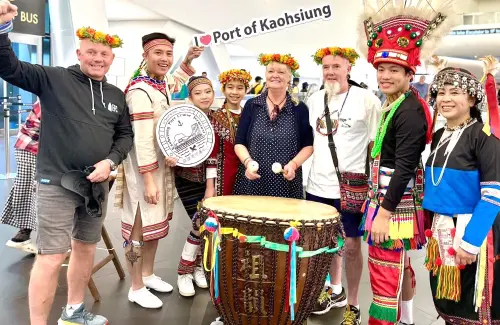 ▲高雄港務分公司與高雄市政府海洋局攜手合作，安排原住民迎賓舞蹈表演，熱情歡迎雙郵輪旅客。(圖／高雄港務分公司提供)