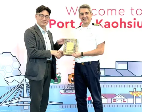 ▲高雄港務分公司棧埠事業處處長蔡建郎(右)代表致贈首航紀念牌，給挪威天空號(Norwegian Sky)郵輪船長，以資紀念。(圖／高雄港務分公司提供)