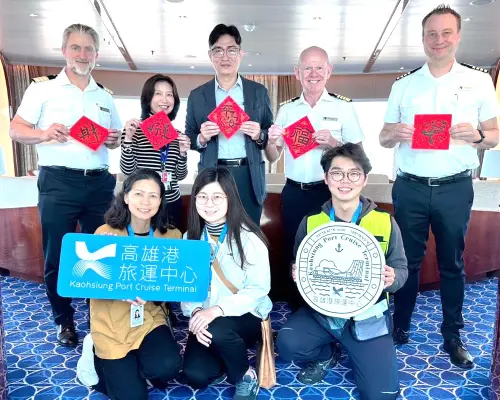 ▲高雄港務分公司棧埠事業處處長蔡建郎(後排中)代表致贈年節特色春聯，給首航高雄港的璽寶安可號(Seabourn Encore)郵輪船長等人，以資紀念。(圖／高雄港務分公司提供)