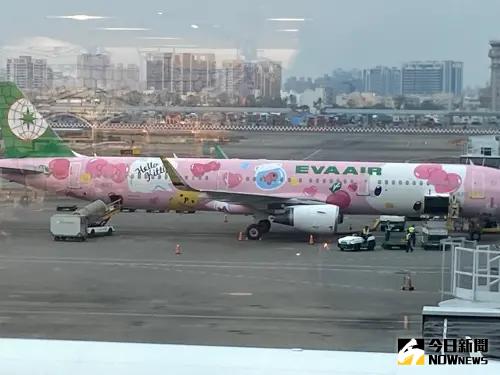▲長榮航空Hello Kitty粉萌機22日首航高雄香港,停靠在小港國際機場24號登機門的畫面。(圖/記者郭凱杰,2024,01.22) ▲長榮航空Hello Kitty粉萌機22日首航高雄香港,停靠在小港國際機場24號登機門的畫面。(圖/記者郭凱杰,2024,01.22)