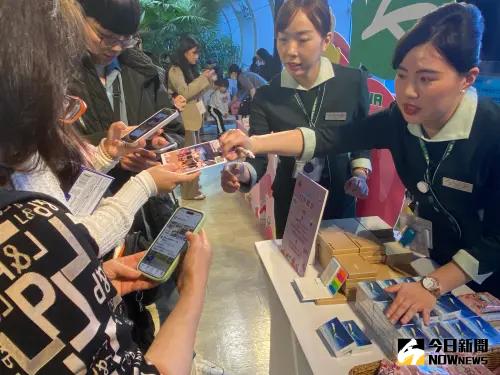 ▲今天限定的「粉萌派對」主題活動,旅客們只要打卡即可兌換精美的長榮航空限量商品!(圖/記者郭凱杰,2024,01.22) ▲今天限定的「粉萌派對」主題活動,旅客們只要打卡即可兌換精美的長榮航空限量商品!(圖/記者郭凱杰,2024,01.22)