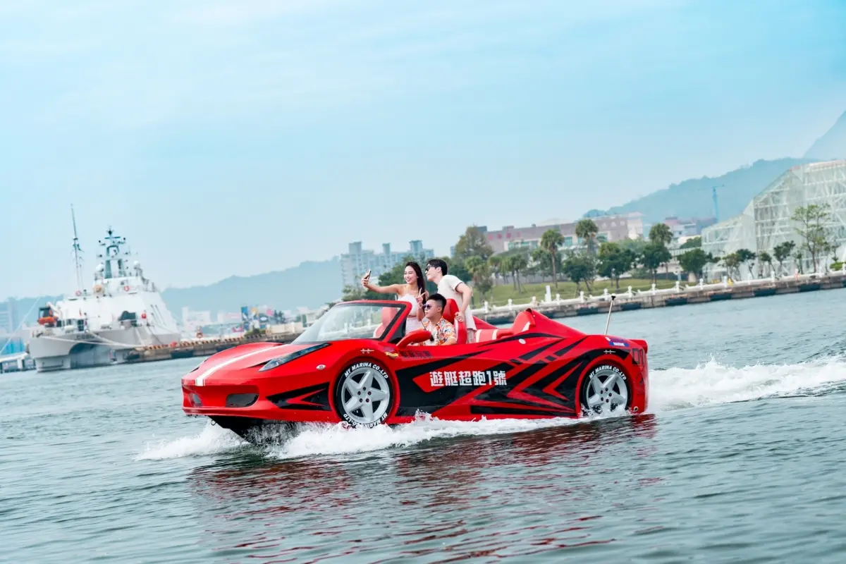 ▲高雄漢來「玩酷港都 海上超跑派對」可搭乘海上遊艇超跑遊港灣、近距離看吉伊卡哇。（圖／漢來大飯店提供）