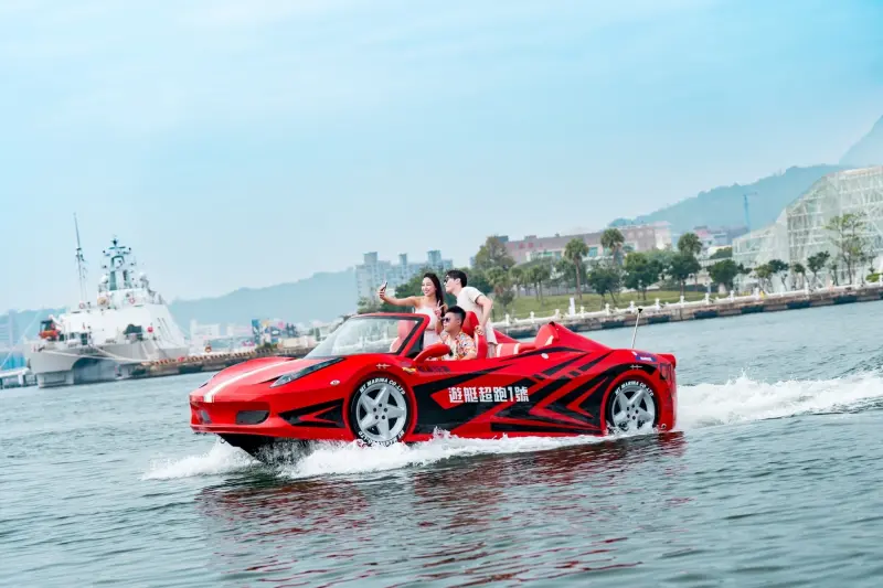 ▲高雄漢來「玩酷港都 海上超跑派對」可搭乘海上遊艇超跑遊港灣、近距離看吉伊卡哇。（圖／漢來大飯店提供）