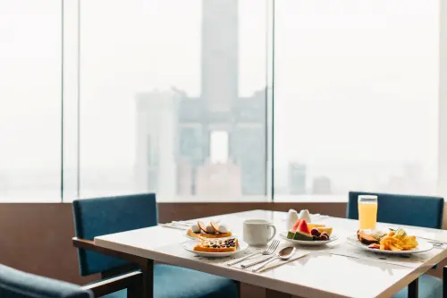 ▲Cozzi THE Roof餐廳推出「吉友們集合!」打卡禮活動。(圖/和逸飯店·高雄中山館提供) ▲Cozzi THE Roof餐廳推出「吉友們集合!」打卡禮活動。(圖/和逸飯店·高雄中山館提供)