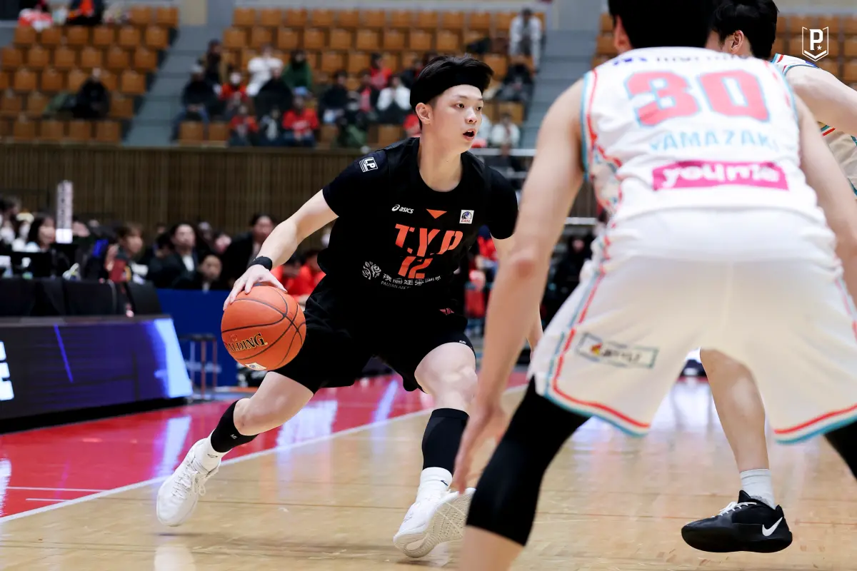 ▲桃園璞園領航猿作客廣島蜻蜓隊主場，領航猿終場前一分鐘將比數追到3分差，最終未能翻盤，終場以92比95不敵廣島，收下東超小組第二敗，與香港東方戰績同為三勝兩敗，仍保有晉級四強優勢，接下來2月5日將在主場迎戰香港東方。（圖／桃園璞園領航猿提供）