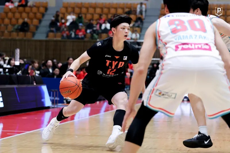 ▲桃園璞園領航猿作客廣島蜻蜓隊主場，領航猿終場前一分鐘將比數追到3分差，最終未能翻盤，終場以92比95不敵廣島，收下東超小組第二敗，與香港東方戰績同為三勝兩敗，仍保有晉級四強優勢，接下來2月5日將在主場迎戰香港東方。（圖／桃園璞園領航猿提供）