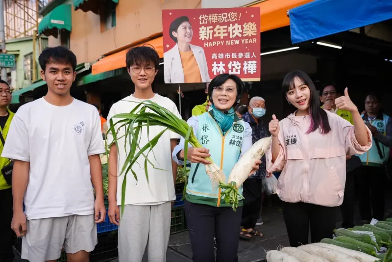 ▲立法委員林岱樺、黃捷今天攜手前往鼓山區內惟市場宣講支持高雄發展，反對藍白亂刪預算。(圖／立委林岱樺辦公室提供)
