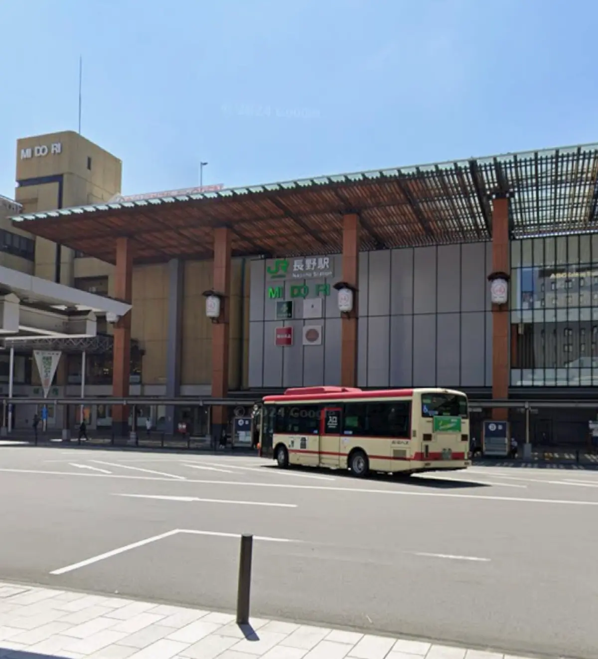 ▲日本長野JR車站外公車站發生隨機砍人案，三人受傷，其中一人命危，兇手逃亡中。（圖／翻攝自GoogleMap）