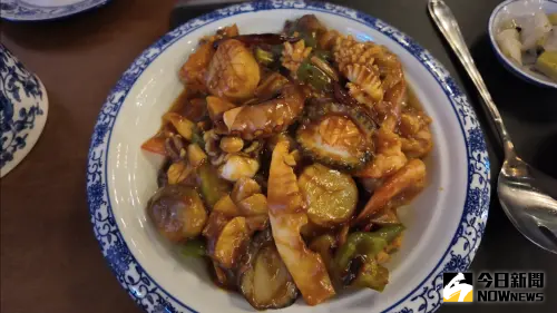 ▲八寶菜中含有鮑魚、干貝、鮮蝦、章魚、花枝、玉米筍、青椒、香菇。（圖／記者施以慧攝114.01.15）