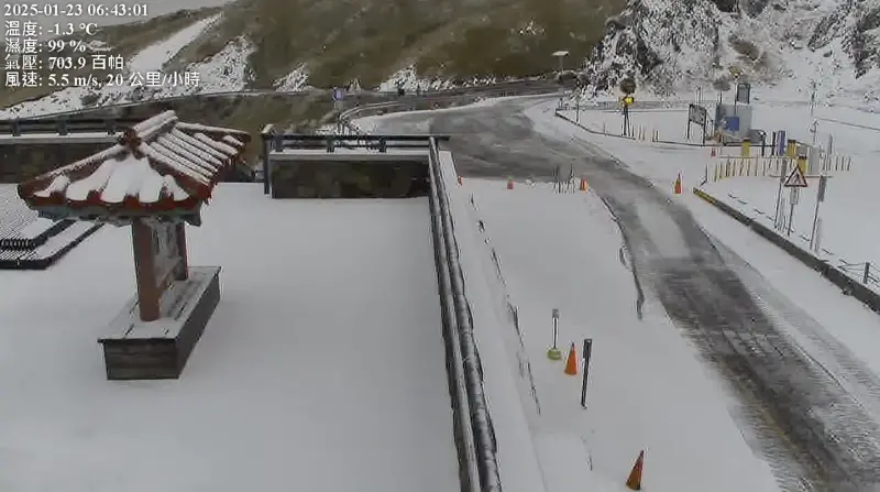 ▲東北季風、華南雲系東移導致水氣增多，搭配早晚的低溫，合歡山武嶺被雪染白。（圖／台灣即時影像監視器YT）