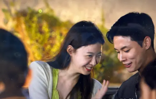 ▲泰晤(右)和裕陳(左)在營火晚會上有許多交談。(圖/翻攝自Netflix) ▲泰晤(右)和裕陳(左)在營火晚會上有許多交談。(圖/翻攝自Netflix)