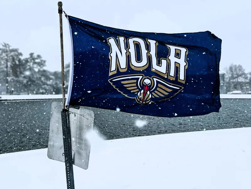 ▲歷史性暴風雪導致紐奧良路面結冰、交通癱瘓，公鹿與鵜鶘之戰被迫延期。（圖／美聯社／達志影像）