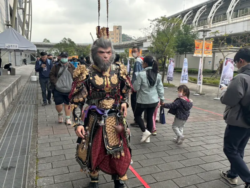 ▲2025年台北國際電玩展開幕首日人潮湧現，還有玩家下重本 Cosplay 《黑神話悟空》。（圖／記者張志浩攝）