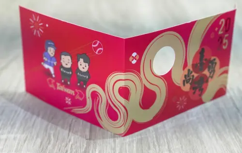 比春聯更搶手!蔡其昌大年初一和蕭美琴一起發Q版幸福小紅包 ▲「幸福小紅包」不只印上「臺灣尚勇」,背面還有Q版的蔡其昌與陳傑憲、潘傑楷。(圖/翻攝蔡其昌粉絲頁,2025.01.23)