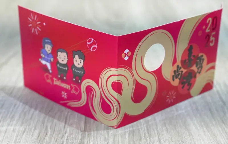 ▲「幸福小紅包」不只印上「臺灣尚勇」，背面還有Q版的蔡其昌與陳傑憲、潘傑楷。（圖／翻攝蔡其昌粉絲頁，2025.01.23）