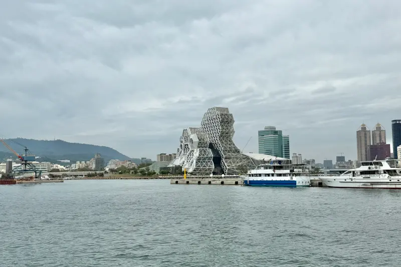 ▲高雄燈會「2025 Kaohsiung Wonderland 冬日遊樂園」即將於愛河灣盛大舉行，尤其今年以「吉伊卡哇（Chiikawa）」為主題最受到注目，高雄多家飯店也因應活動推出住房與餐飲優惠。（圖／記者葉盛耀攝）