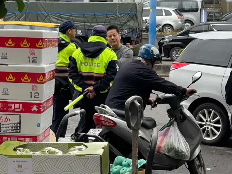 ▲綜藝大哥徐乃麟（乃哥）雙手抱胸、臉部微揚加上嘴角下垂，被目擊者誤解因違停被警員開單而「爆氣」，乃哥否認爆氣。（圖／爆料公社二社臉書）