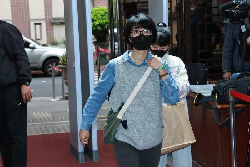 ▲台北地院今(23)日首度開庭審理京華城及政治獻金案,共傳喚3名被告,台北市都委會前執行秘書邵琇珮出庭應訊。(圖/記者吳翊緁攝)